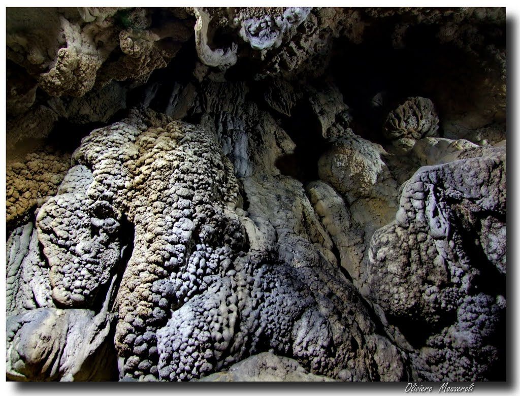 Mawsmai Caves Limestone caves with stalactites & stalagmites.