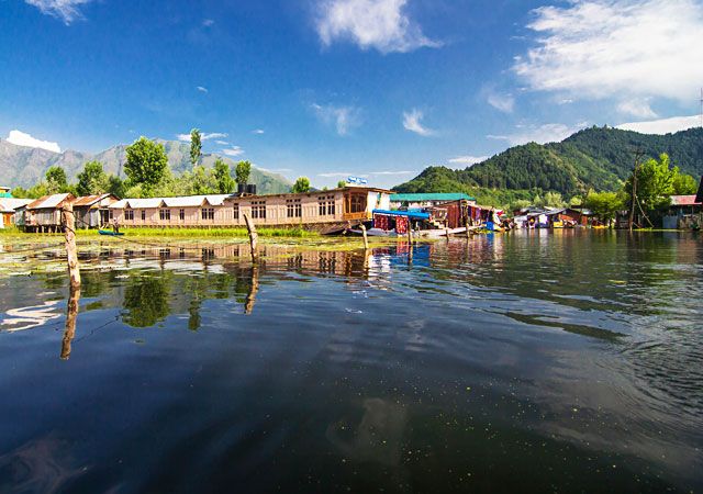 Houseboat Stay on Dal Lake in Srinagar, Jammu & Kashmir