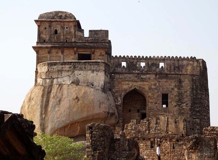 14 Most popular Forts and Palaces in Madhya Pradesh