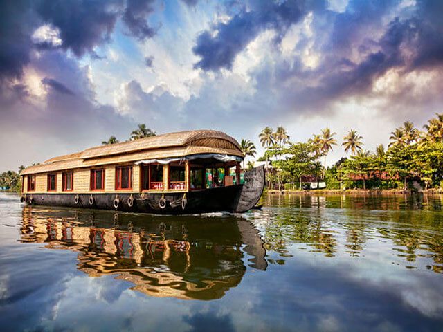 Alleppey Houseboat: tourist places in kerala