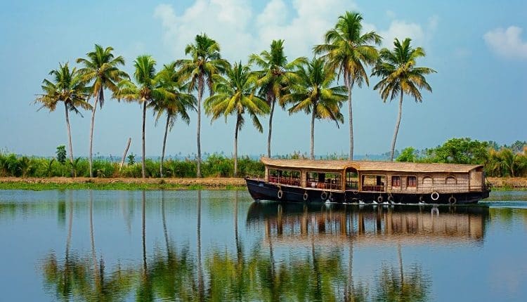 Houseboat Tour in Alleppey: Experience the Best of Kerala Backwaters