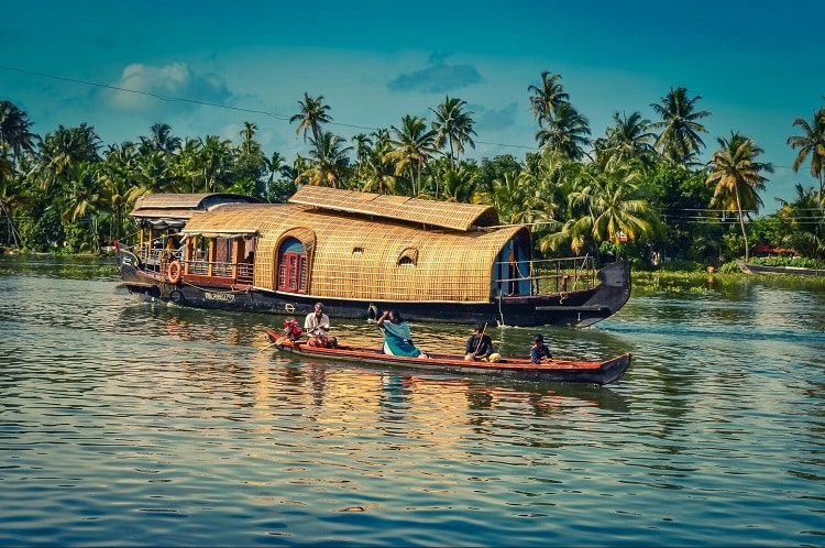 Alleppey-backwater-tour-Kerala